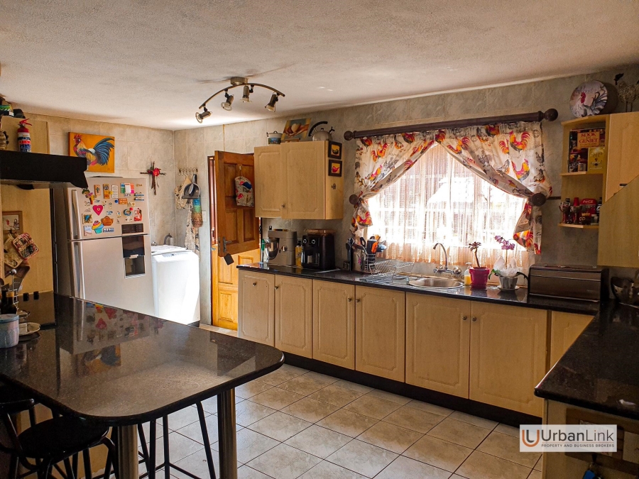 5 Bedroom Property for Sale in Mid Town North West